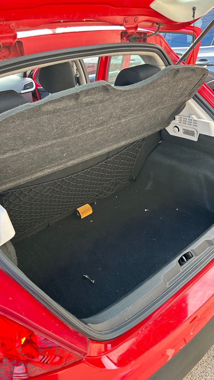 Avant nettoyage intérieur : moquette du coffre d'une citadine, Klean Auto Aulnay-sous-Bois