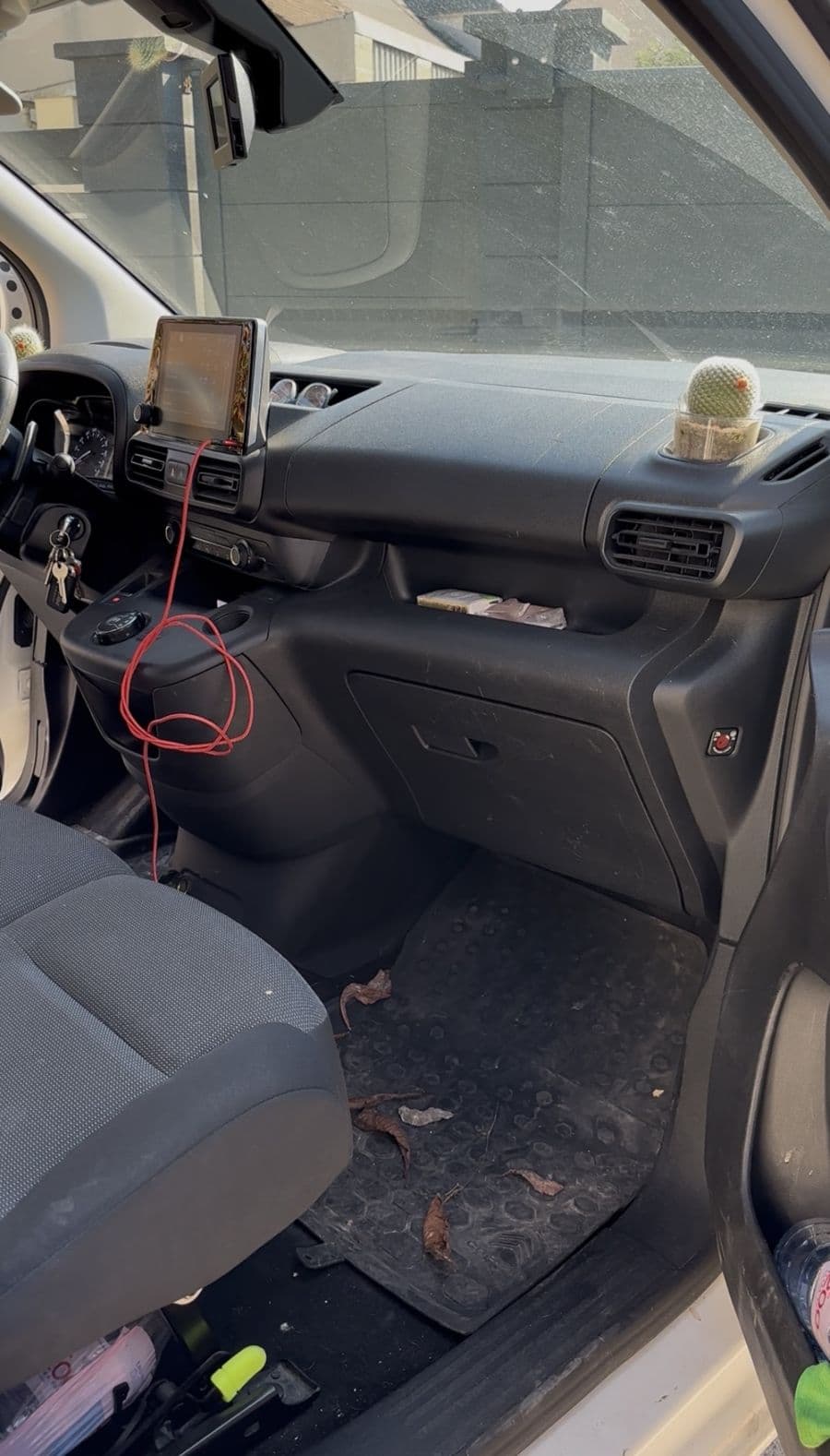 Avant nettoyage intérieur : tableau de bord, boîte à gants et tapis côté passager d'un utilitaire Citroën, Klean Auto Aulnay-sous-Bois
